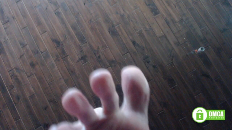 Risky Hairy Couple: 노예, 거인의 발을 핥아
