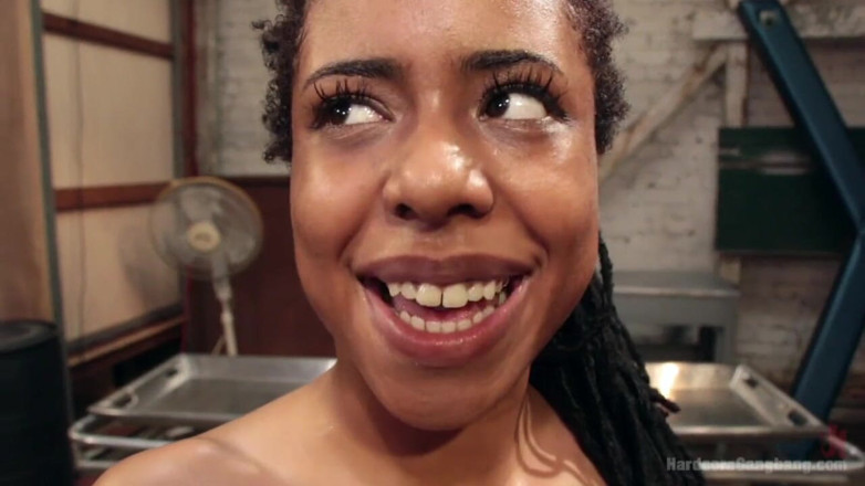 Hardcore Gangbang by Kink: Debauchery: Kráska hladová po ptákovi Kira Noir v gangbangu s...
