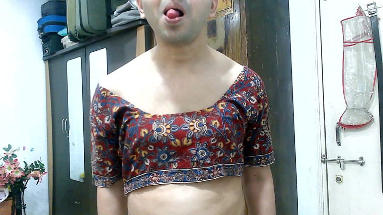 Cute & Nude Crossdresser: Crossdresser banci seksi femboy Sweet Lollipop dalam pakaian atas bertanam...