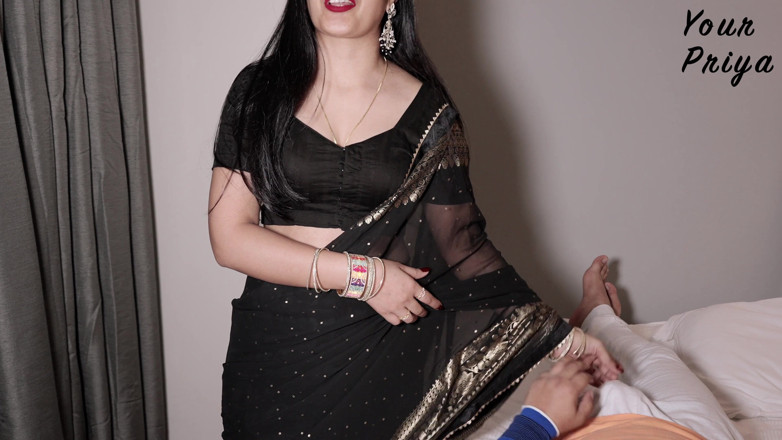 Your Priya: 힌디어 오디오로 Devar 앞에서 옷을 갈아입은 후 따먹히는 핫한 인도 바비
