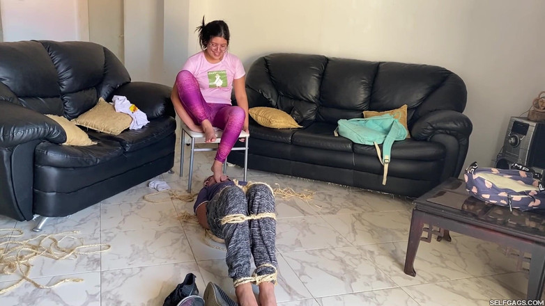 Selfgags femdom bondage: Transformando o novo universitário em seu brinquedo de escravidão impotente!