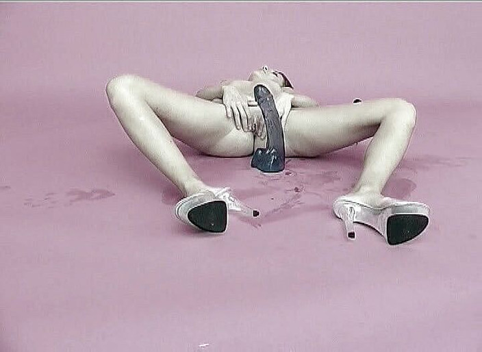 Hot Girlz: Une adorable fille mince s'enfile un énorme gode dans sa chatte étroite