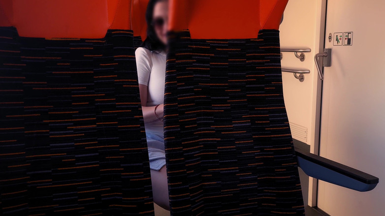 DedeDeville: Sexe très risqué dans un train, je l’ai baisée par...
