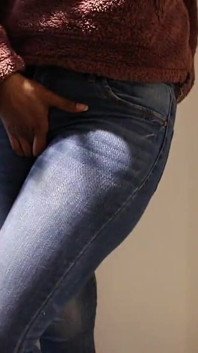 Indisk tjej piss desperation i jeans