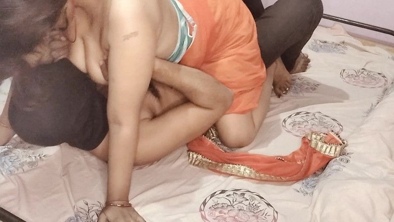 Sexy Girlfriend Girl: 新婚情侣的浪漫和亲吻性爱在印地语性爱视频中性交