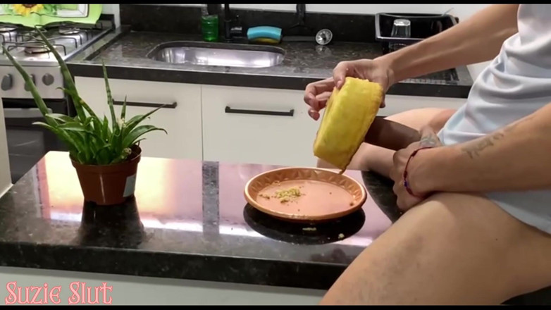 Suzie Hard Anal: Moja macocha przyłapuje mnie na masturbacji ciastem, które zrobiła dla...