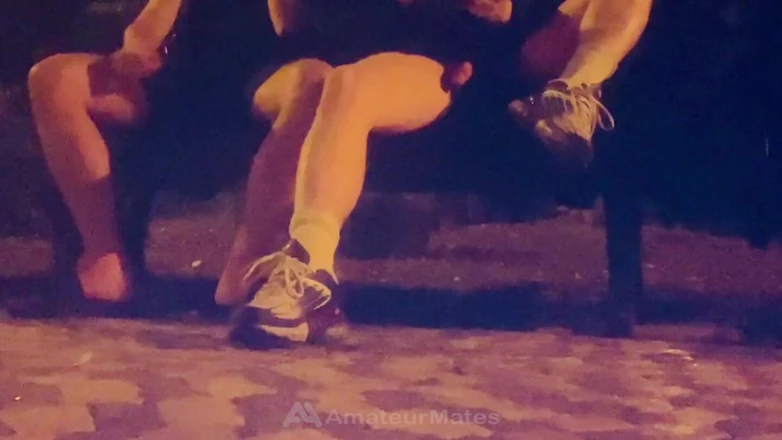 AmateurMates: 饥渴的异性恋男孩在晚上变得好奇