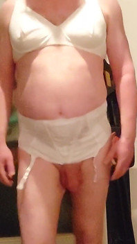 Spaß in einem strap-on-gürtel und einem bh