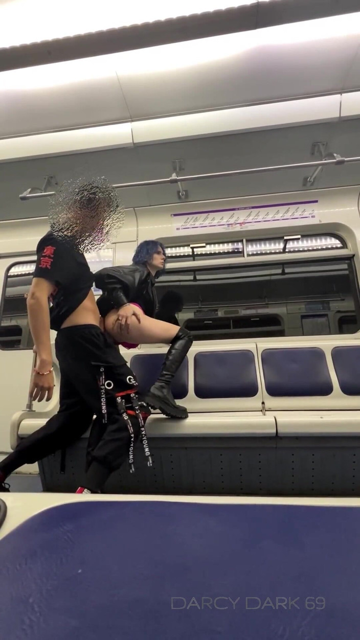 Darcy Dark: เย็ดในรถไฟฟ้าใต้ดิน
