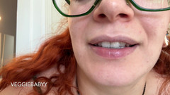 Veggiebabyy: 与继母的futa朋友的偷偷摸摸的性爱：rimjob和夺走你的肛门童贞