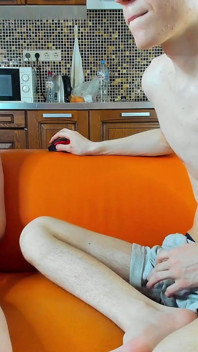 Alex ha un sacco di sperma nelle sue enormi palle. Devo prenderlo!