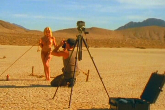 THAGSON RETRO: Kencing awek blonde yang dikeringkan berlutut untuk pancuran mandi emas