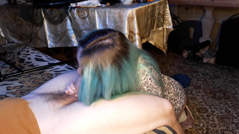 Blowjobs Alice: Wanita Asia dengan rambut biru menyentuh batang yang belum dipotong...
