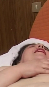 穿着渔网的胖美女想要用她毛茸茸的阴户自慰