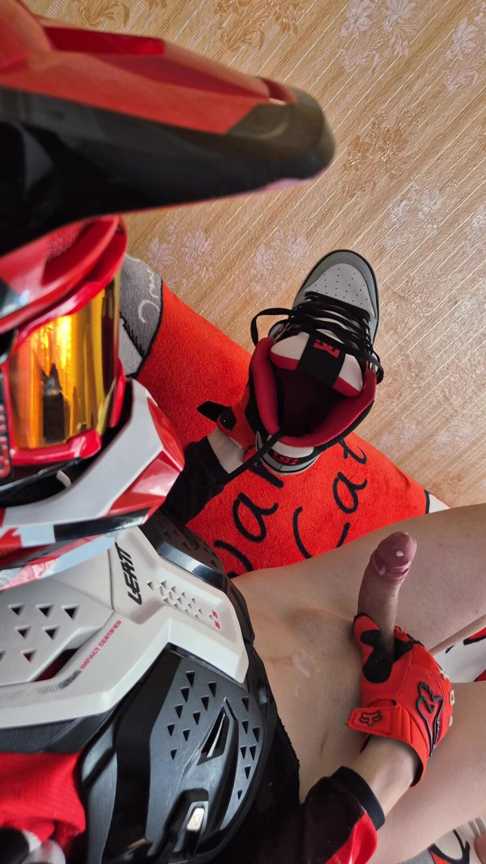 Sneakersmax98: V motorkářském vybavení se dostal k orgasmu