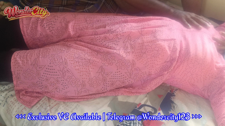 Pushpa studio: Suri rumah berkongkek panas chudi merah jambu di atas katil