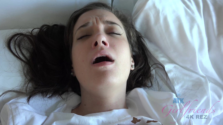 ATK Fans (Girlfriends): Po tym, jak Gia pali papierosa, sięga do ssania twojego...