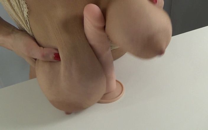 AnnaBUST: Toket kendor besar lagi asik muasin memeknya pakai dildo
