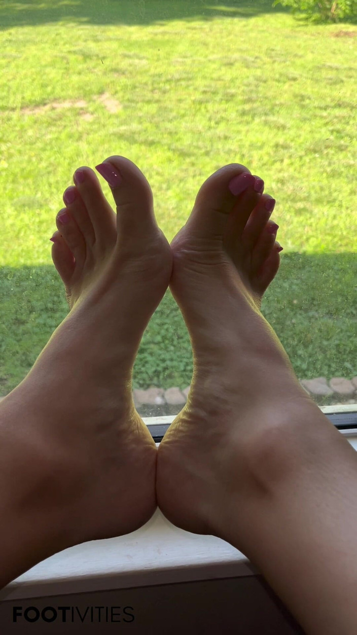 footivities: Ivys Feet on the Window