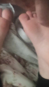 Играю С Подошвами Подруги, Пока Она Читает.