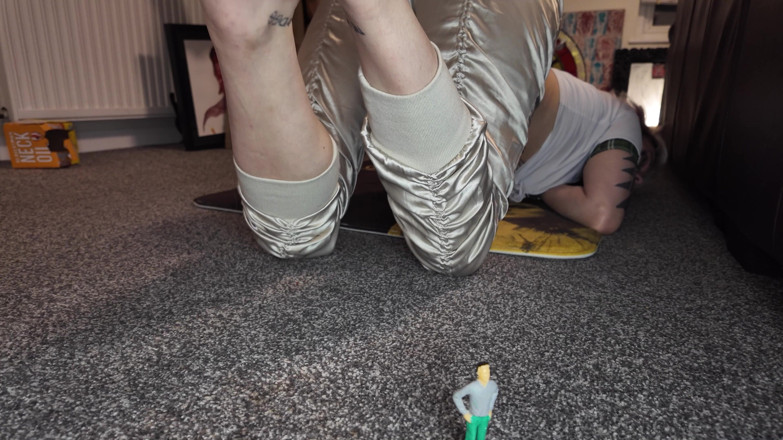 Glitterqueen1999: Minik eski erkek arkadaşıyla giantess saklambaç!