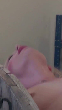 Si blonde yang bagus tidak puas dengan getaran yang baik