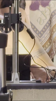 Pinay MILF šuká strojem DP pro stříkající polykání - Lexxi Wett