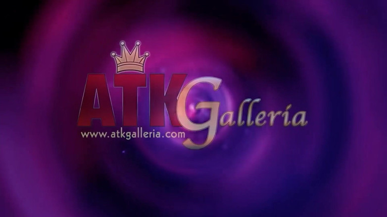 ATKIngdom Fans: Hon tar ut sin viibrator och visar dig sin fina...