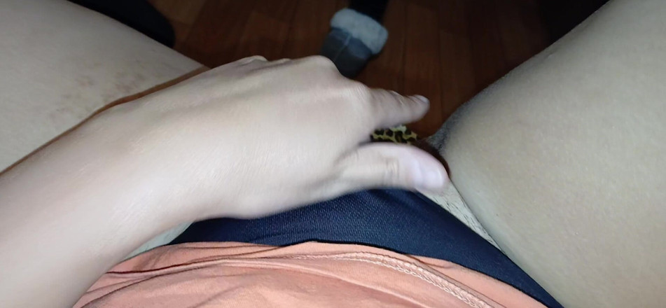 Lesbian-candys: Tajně masturbujeme v noci, aby nás naši rodiče nechytili