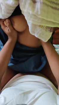 Mooie Indonesische moslima milf met grote borsten