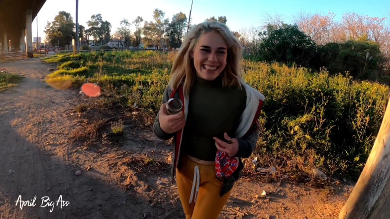 April BigAss: Beber orina en la calle, riesgo real