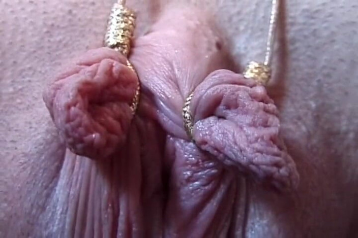 NM fetish femdom videos by Princess Nikki Cruel: 丰满女郎被她的主人取悦