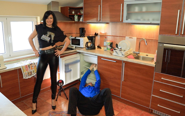 Alexandra Wett: Manžel saje řemeslníka mrdku z mé kožené kundy