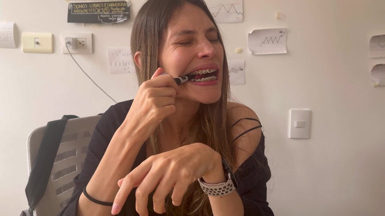 scarlettandc: Ik lak mijn nagels en daar moet ik van masturberen