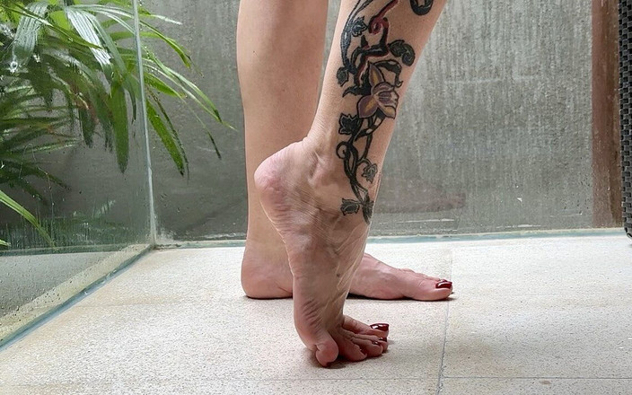 Julia domaina: 긴 발과 맨발, 발과 발이 흔들리고 발이 퍼지는 빨간 발톱