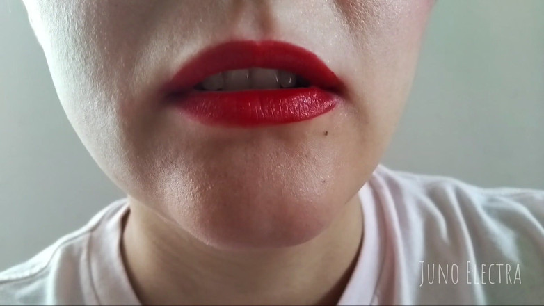 The Antichristrix: दिग्गज लाल होंठ आपके लिए भूखे हैं देखने का बिंदु