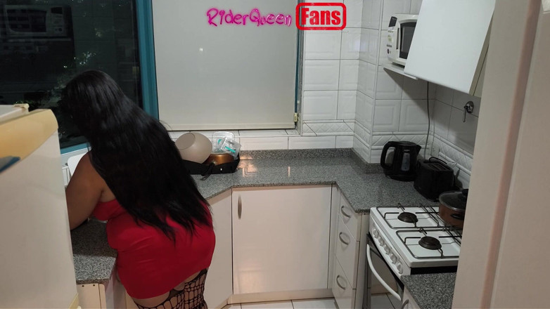 Riderqueen: Sexy stiefmutter in der Küche - video für fans