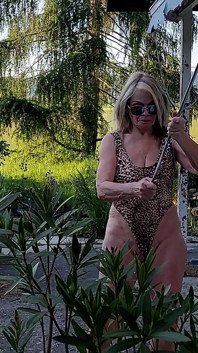 Martina em um maiô de leopardo brilhante