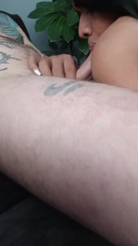 Ladyboy ağzıyla Bana Mastürbasyon Yapıyor, Ta Ki Tüm Sütü Alana Kadar