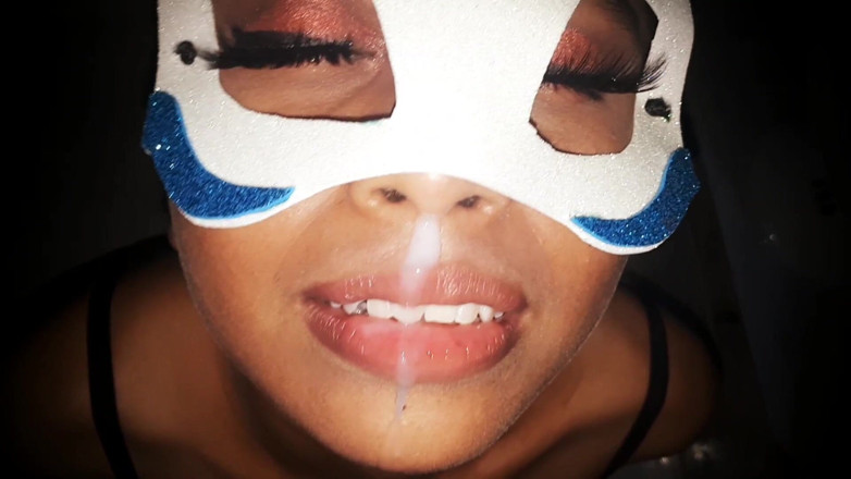 Susyzuperpete: Susy suce une bite et laisse ses noix sans lait