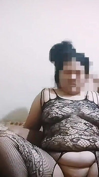 El cuerpo gordito de mi madrastra es sexy con su lencería