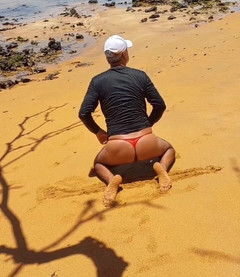 Ladysilvas: Ladysilva mostrando su culo caliente en bragas en la playa
