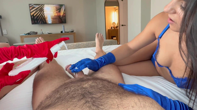 Island Boy Vids: Misty Addams et Summer Raez font une branlette à Red, du...