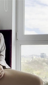 Solo MILF masturbuje na veřejnosti na balkóně