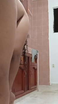 부엌에서 젖탱이와 끈 팬티를 보여주는 엄마