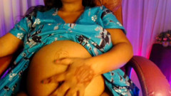 HotGirl21: Вагітна мамка дрочить рожеву пизду і кінчає.