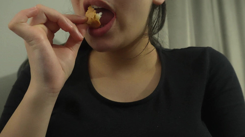 AmayaMori: Mesteca gumă în timp ce mănânci? Nu o să crezi acest...