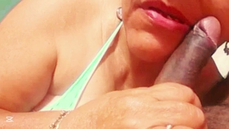 Milfta boohot: Zralá šedesátiletá bohatá MILF strká penis do úst a pak do kundičky