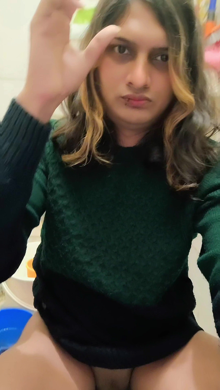 Zoyasazadai: Зоя Шезаді У Вітальні Насолоджується Наодинці, Почуваючись Щасливішою