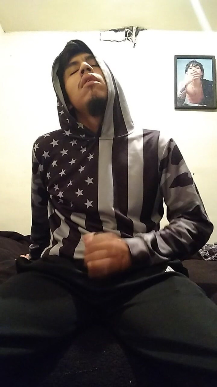 AlexAlejandro13: Verleidelijke man met enorme lul gluurt uit hem